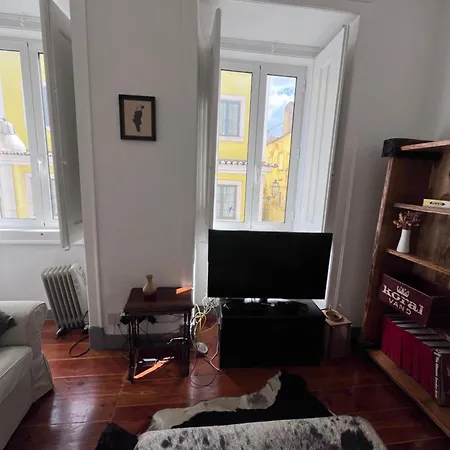 2 Bedrooom Flat In The Heart Of Graca *